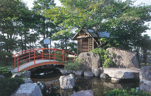 和趣豊かな日本庭園の中に、数々の荘厳な施設が配置されています。