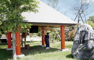 和趣豊かな日本庭園の中に、数々の荘厳な施設が配置されています。